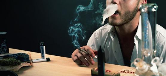 Blir du mer bäng av att hålla inne ett marijuanadrag?